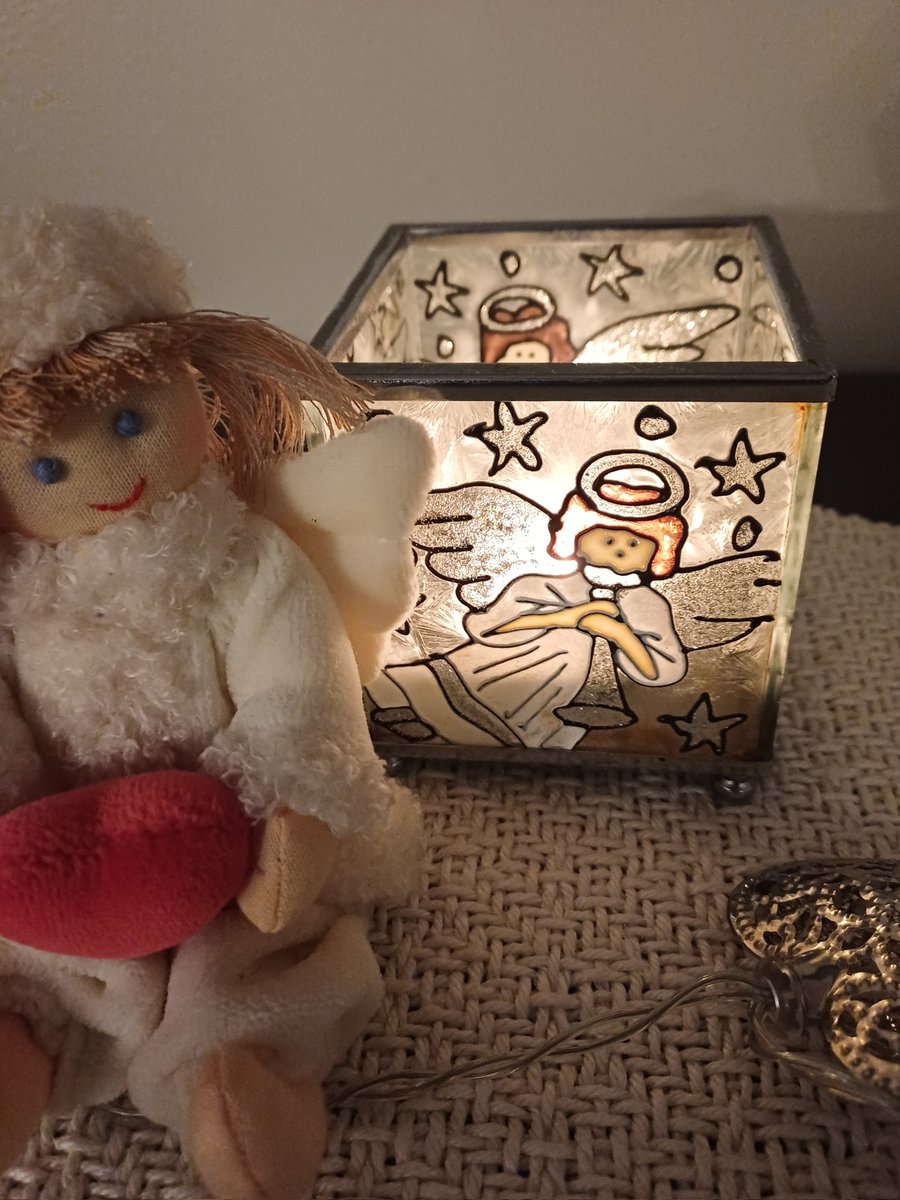 Pyhäaamun rauhaa vähän hektisen työrupeaman keskellä. Ajatuksissa talvisota, tuleva joulu, omat rakkaat läheiset. Kaikkea hyvää sinulle tähän päivään. 🩷