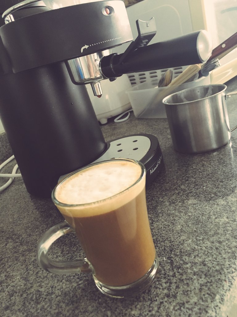 ¡Buenos días de Domingo gente bonita! Que hoy un párrafo te atraviese como un rayo de sol atravesaría una iglesia vacía: sin permiso, sin ruido, dejando todo iluminado y en ruinas al mismo tiempo. 🩷🫶🏻 #BuenosDías #FelizDomingo