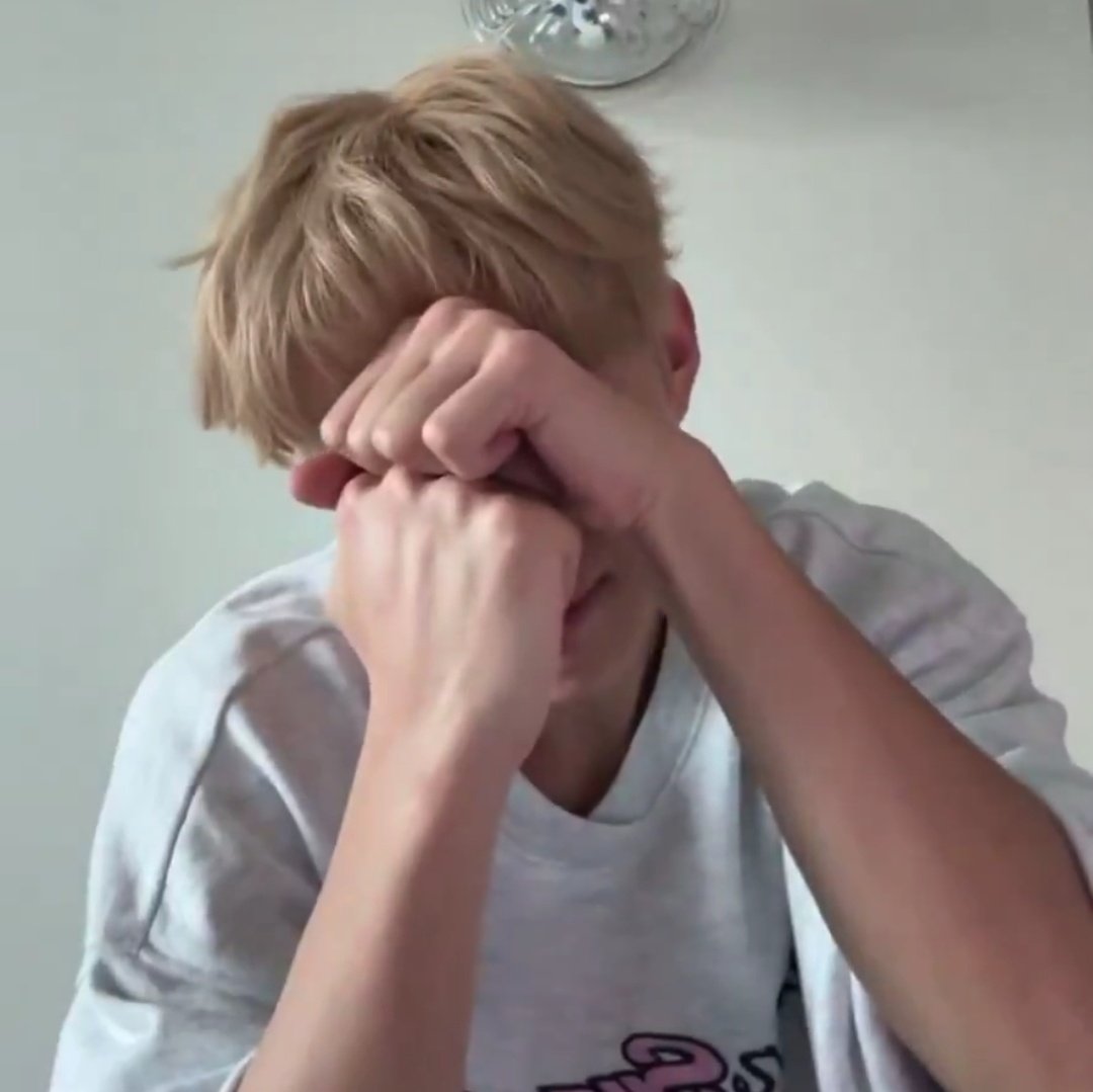 80_02_19's tweet image. 안쓰러운 와중에 이게 귀여움
눈만 가리면 본인이 안 보일거라 생각하는 애기마냥🥹