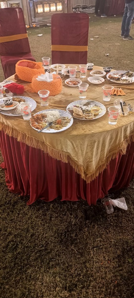 menirbhay93's tweet image. अपने पैसे से 30 रूपये की टिक्की लेने पर पूरा पत्ता चाट जाते हैँ... लेकिन वही इंसान किसी दावत मे जाने पर खाने की बर्बादी करता है....
आखिर कब सुधरेगा समाज....
अन्न का अपमान न करें...