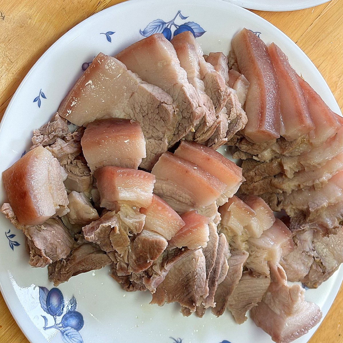 ▪️김장+수육=🤪

본가에서 다같이 김장했어요>_< 전 다리 다쳐서 안하고 수육만 쫀뜩하게 삶아서 썰었답니다.. 

끓는 물에 된장 2-3큰술+굵은소금 1큰술만 넣고 신선한 고기 삶아서 김치 짜투리랑 허겁지겁 먹었어요.. 수육고기는 역시 미박 앞다리살이 최고...+미박 사태도 맛있어요.. 이게 행복이지