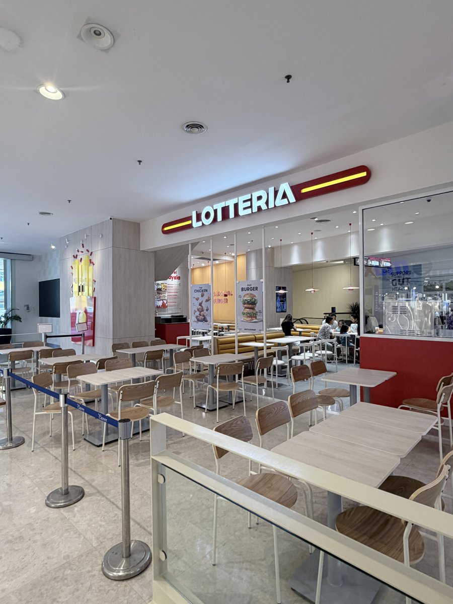 JaManIsReal's tweet photo. LOTTERIA , THE CURVE

Omg finalllyyyyyy. They have my milkshake 😭 just 5min from home yeyeeyeyeey https://t.co/KdOm2p73bu