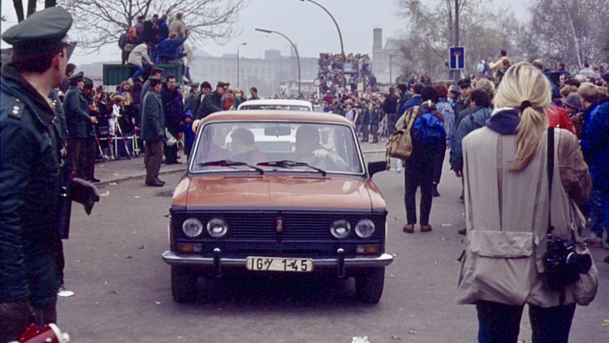 #OTD 1989 #GeteiltesBerlin

In Ost-#Berlin tagt die #DDR-Regierung und teilt mit: Seit dem Mauerfall vom 9. November 1989 sind 53 neue Grenzübergänge nach West-Berlin und zur #Bundesrepublik eröffnet worden.
Die bisherigen Grenzbestimmungen werden aufgehoben, neue erarbeitet.