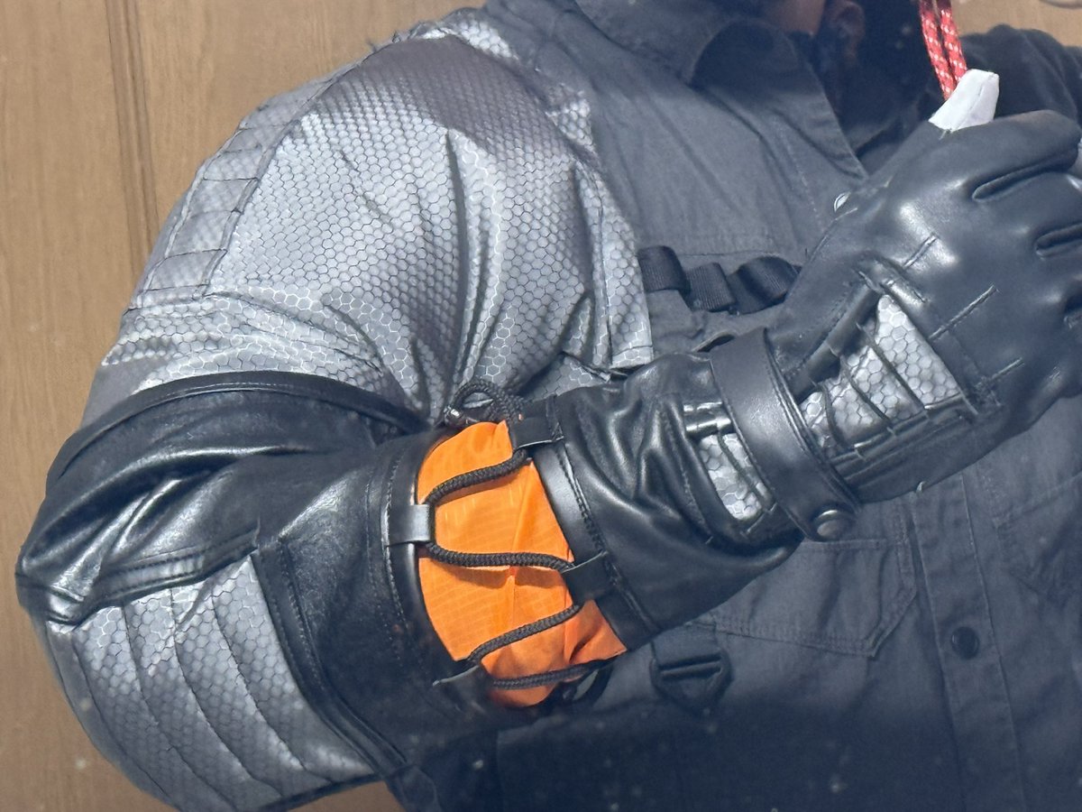 腕できました。
裁縫は得意ではないので縫目がヘニャヘニャになったり、辻褄が合わなくなったりで大変です。