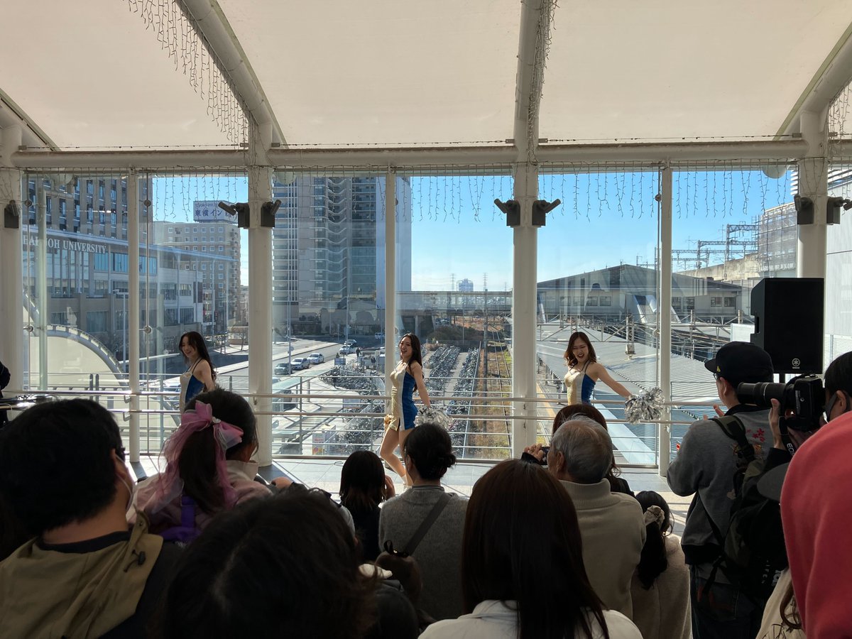 utsunomiyabrex's tweet image. 11/29(土)に小山駅にて開催された「おやまえきなか音楽祭2025」にBREXYのCANA、HIKARI、NONOKAが出演しました。
約100名の方にお越しいただき、一緒にダンスを踊ったり、シュート体験にチャレンジしたり、楽しい時間を過ごすことができました。
#BREX #BREXY