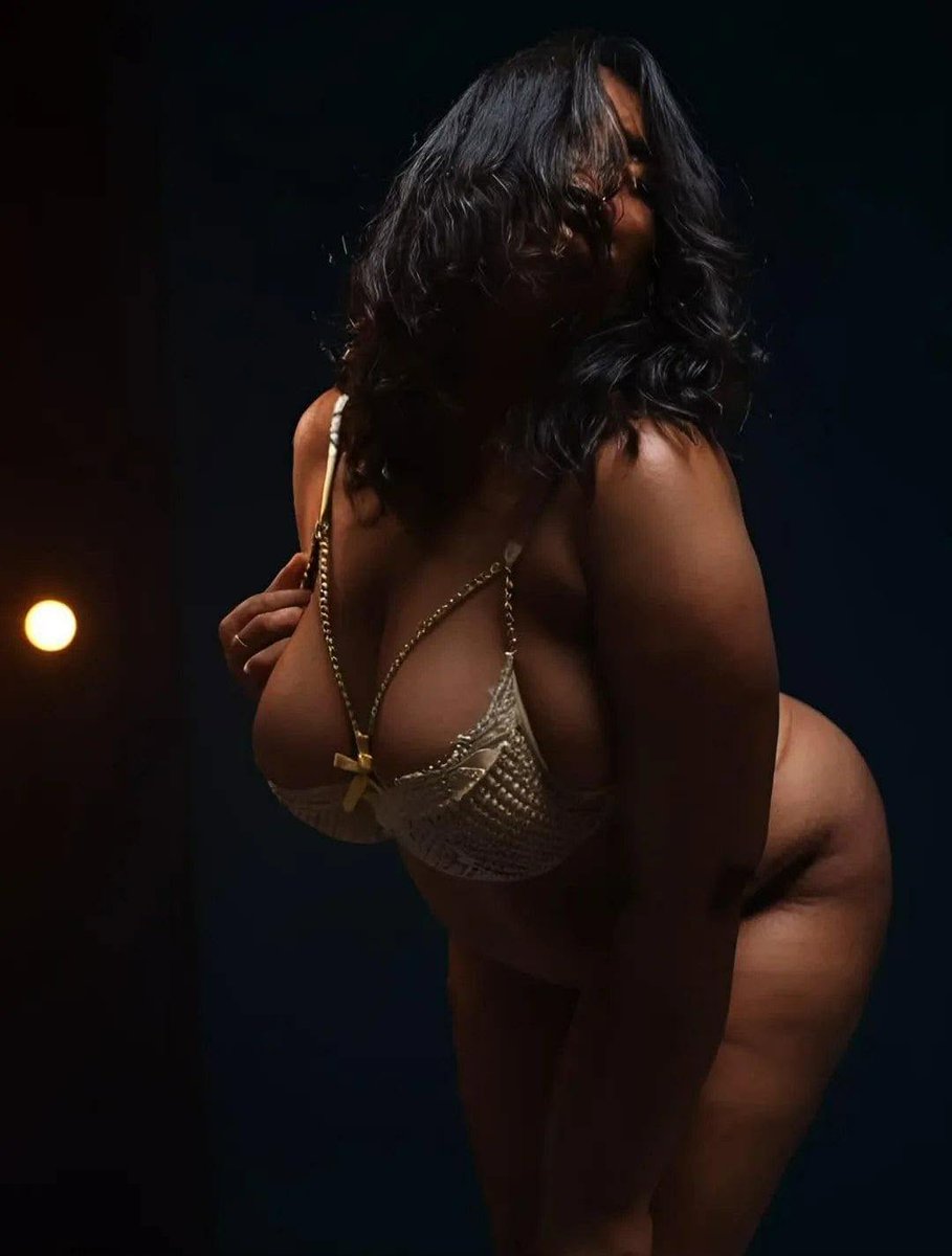 This weather making me crave the warmest kind of touch 😫💦

Lovely sunday, Chellams!💋

#SoothaatiChristy 🍑