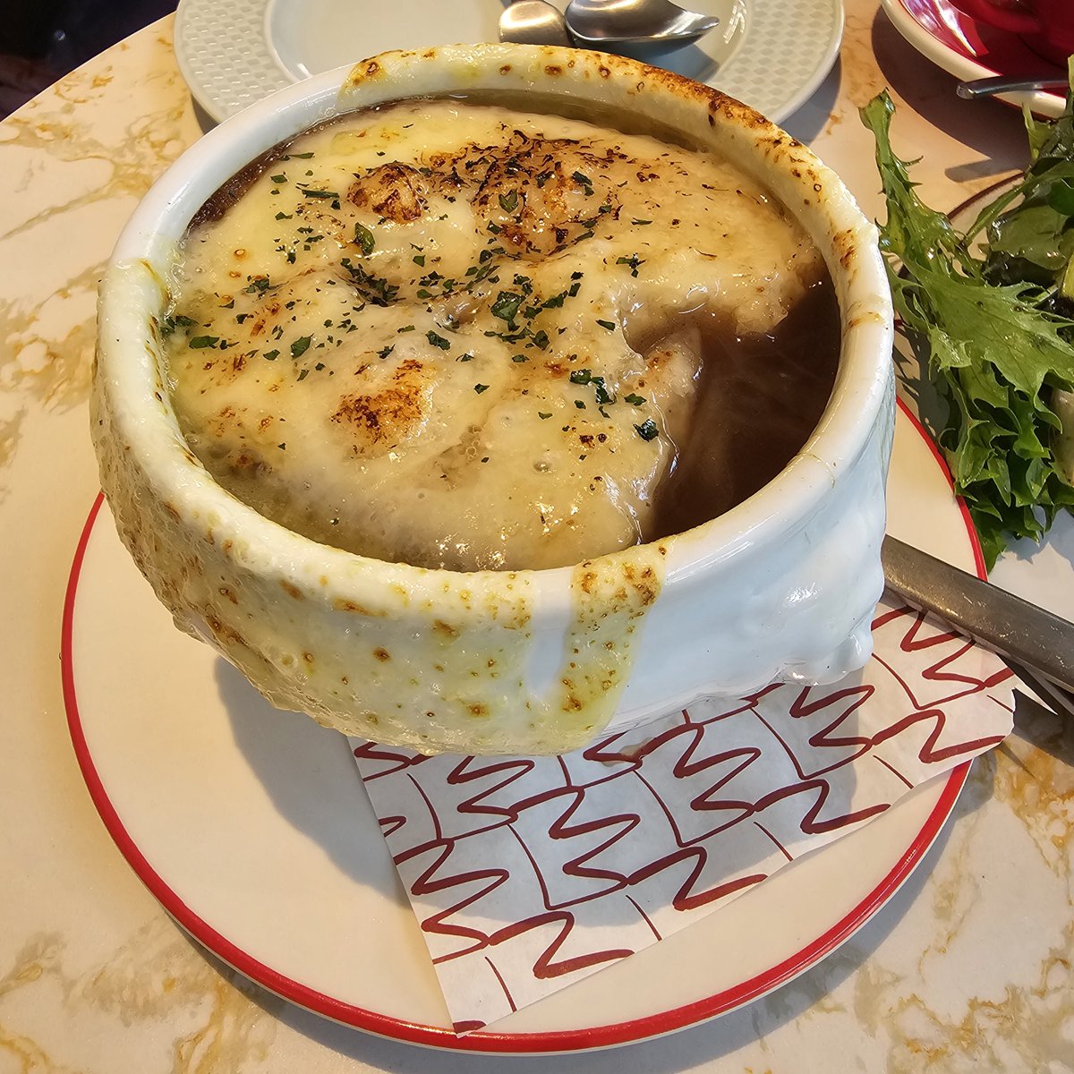 TTOOPPTTTOOOPPP's tweet photo. 📍La Galette - สุขุมวิท 49

ร้านอาหารสไตล์ฝรั่งเศส มีทั้งเมนู Brunch ไปจนถึงมื้อหลักเลย แถมยังมีเมนู Bakery ที่น่ากินมากๆอีกเพียบบบ หลังจากกินเสร็จแล้วเพิ่งรู้ว่าเป็นเจ้าของเดียวกับร้าน Maison Bleue ของพี่มู่ที่เรารู้จักกันดีจากรายการ PYMK ของพี่ฟาโรสด้วยยย

ส่วนตัวชอบเลยนะ ทั้งเมนู บรรยากาศ และ รสชาติที่ถูกปากเราเลย กับ ราคาค่อนข้างแรง มาตรฐานทองหล่อ เอกมัย แต่เราก็ยังรู้สึกว่าดีกว่าหลายๆร้านโซนนี้ที่ไปกินมา

💸 ฿฿฿
🚗 จอดได้ที่ตึก RQ49
TPRATING 7.5/10