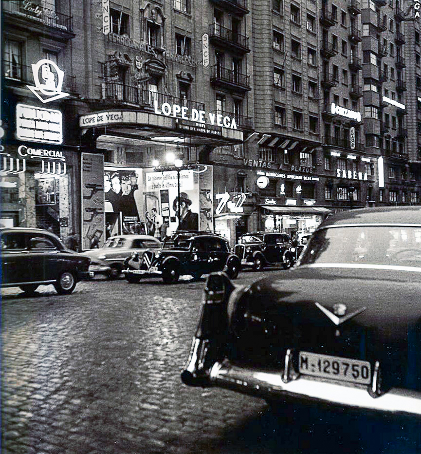 Vista del Cine Lope de Vega en la Gran Vía de Madrid en 1950.