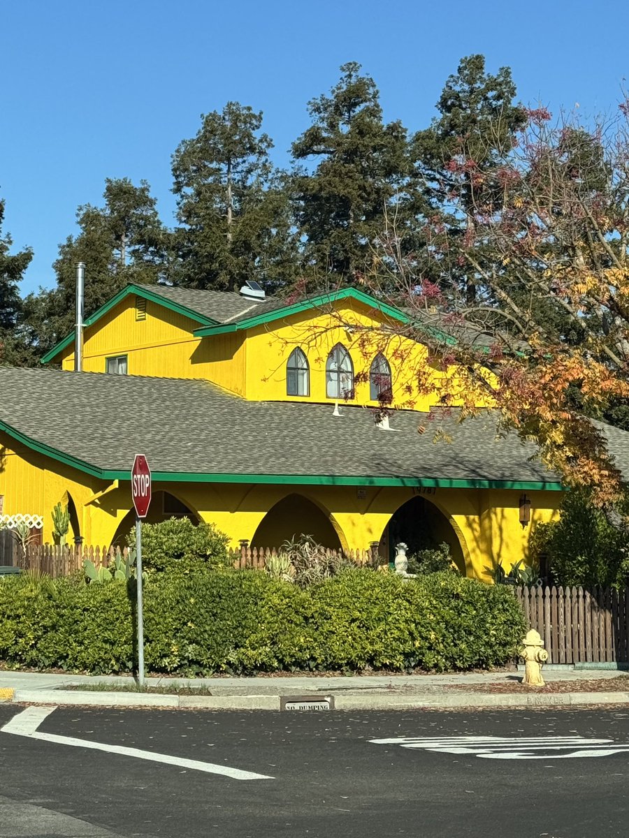 HarriganCath's tweet image. What an 
Amazing,
Incredible,
Exceptional,
Over the top,
Unusual, post-it_note yellow house.

#AlphabetChallenge  
#WeekVforVowels  #ThePhotoHour #SundayYellow #SundayShare