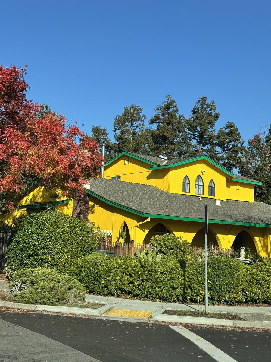 HarriganCath's tweet image. What an 
Amazing,
Incredible,
Exceptional,
Over the top,
Unusual, post-it_note yellow house.

#AlphabetChallenge  
#WeekVforVowels  #ThePhotoHour #SundayYellow #SundayShare