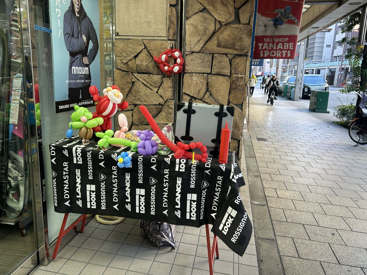 team_6256's tweet photo. タナベスポーツさんでバルーン配り3週目です！
ミャクミャクを気に��ってもらえたみたいで各フロアに置いてもらってます！
是非探しにきてください https://t.co/1jzYmQXFRY