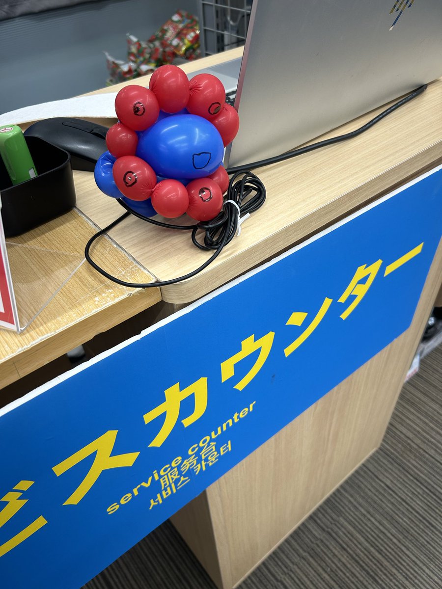 タナベスポーツさんでバルーン配り3週目です！
ミャクミャクを気に入ってもらえたみたいで各フロアに置いてもらってます！
是非探しにきてください