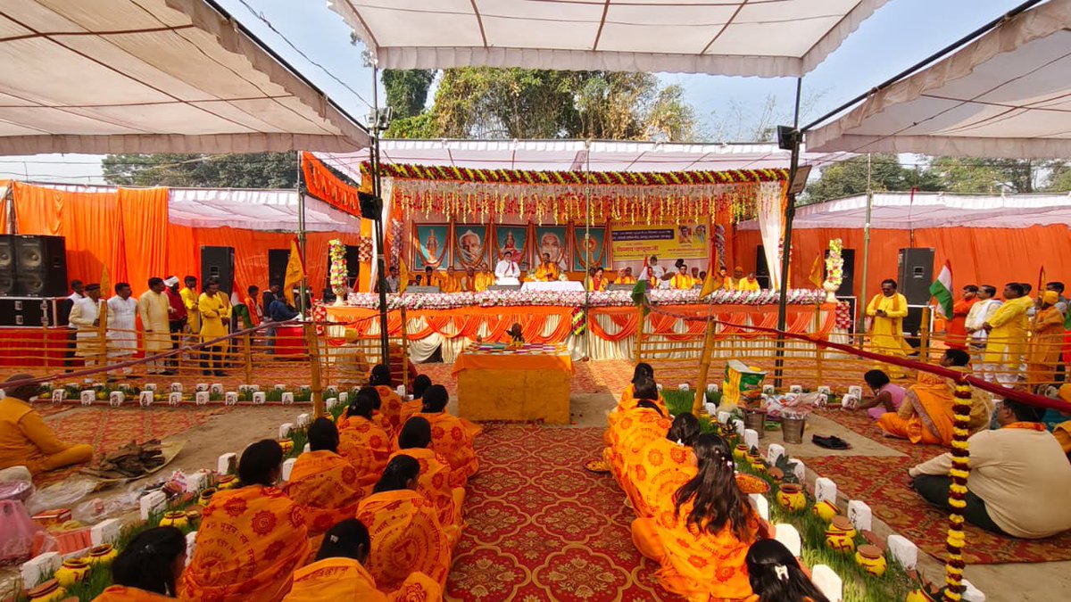 dsvvofficial's tweet image. देव संस्कृति विश्वविद्यालय के प्रतिकुलपति आदरणीय @DrChinmayP जी चार दिवसीय प्रवास के अंतिम चरण में सहजनवां तहसील, गोरखपुर जनपद के प्राणपुर सिधौली ग्राम में आयोजित 108 कुण्डिया विराट गायत्री महायज्ञ में ससम्मान सहभागी बने।