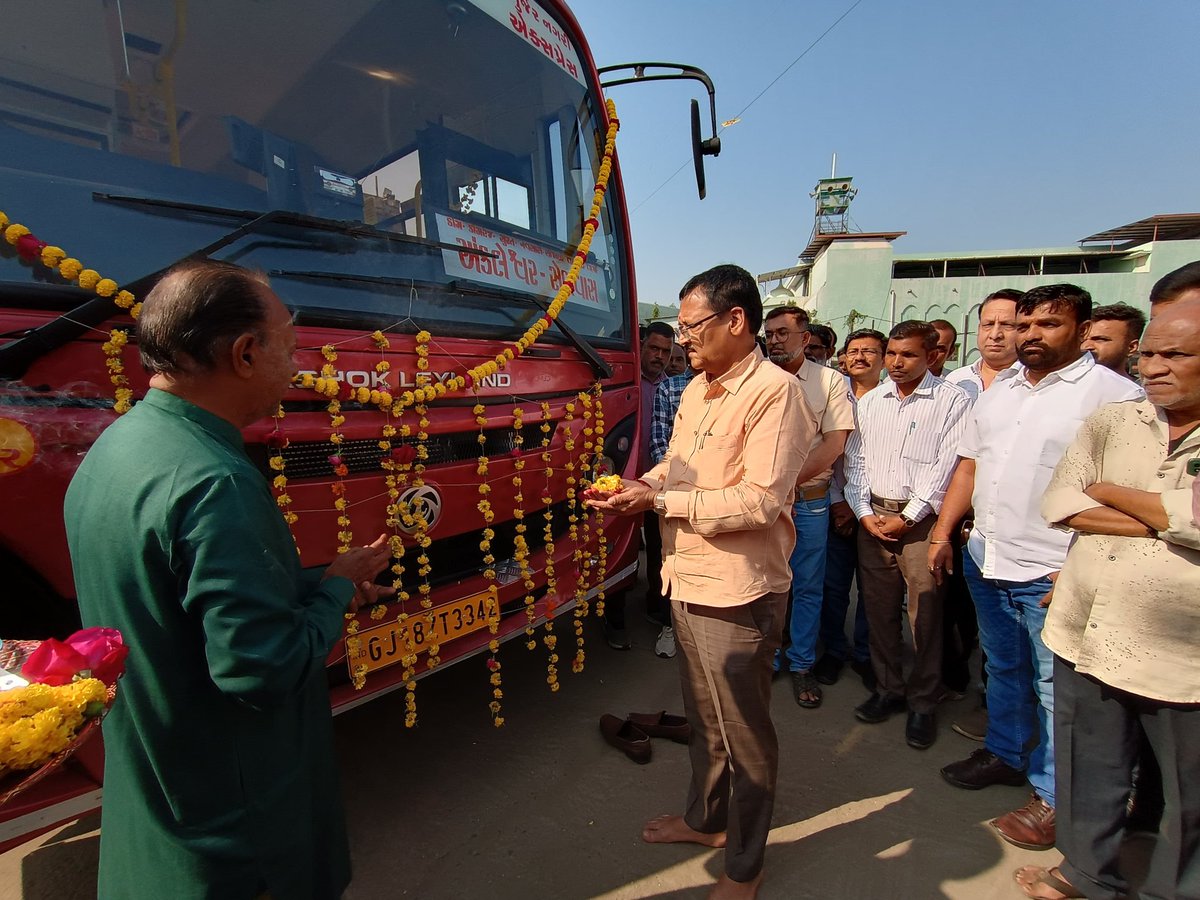 dmankleshwar's tweet photo. આજરોજ અંકલેશ્વર ડેપો ખાતે માનનીય મંત્રીશ્રી ઈશ્વરસિંહ પટેલ સાહેબ દ્વારા અ. વિભાગીય યાંત્રિક ઈજનેર શ્રી ભરૂચ, ડેપો મેનેજર અંકલેશ્વર અને ભરૂચ સ્ટાફ અને મુસાફર જનતા ની ઉપસ્થિતિમાં અંકલેશ્વર -સેલવાસ નવી ગુર્જરનગરી બસને લીલી ઝંડી આપી પ્રસ્થાન કરાવવામાં આવેલ. https://t.co/KCSMgYfHFV