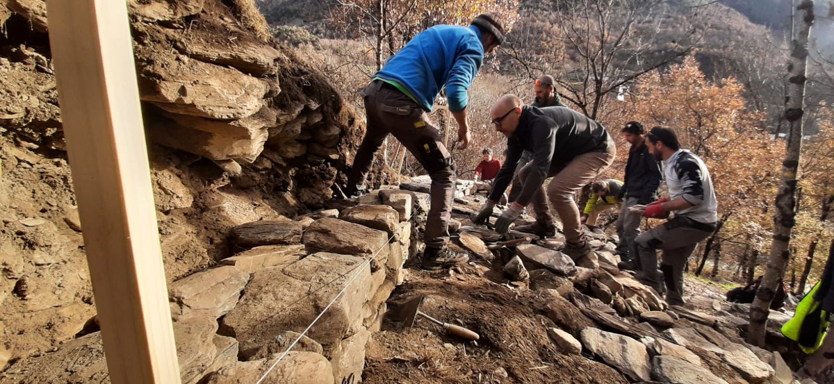 pnaltpirineu's tweet image. 🪨 Primer dia del curs de mur de #pedraseca al camí del Botanal d’Alins!
Els participants han après a construir una bona base, clau per fer créixer un mur estable i durador.
Un entorn emblemàtic, on baixen les falles de Sant Joan.

Conservem plegats el patrimoni.
#PNAltPirineu