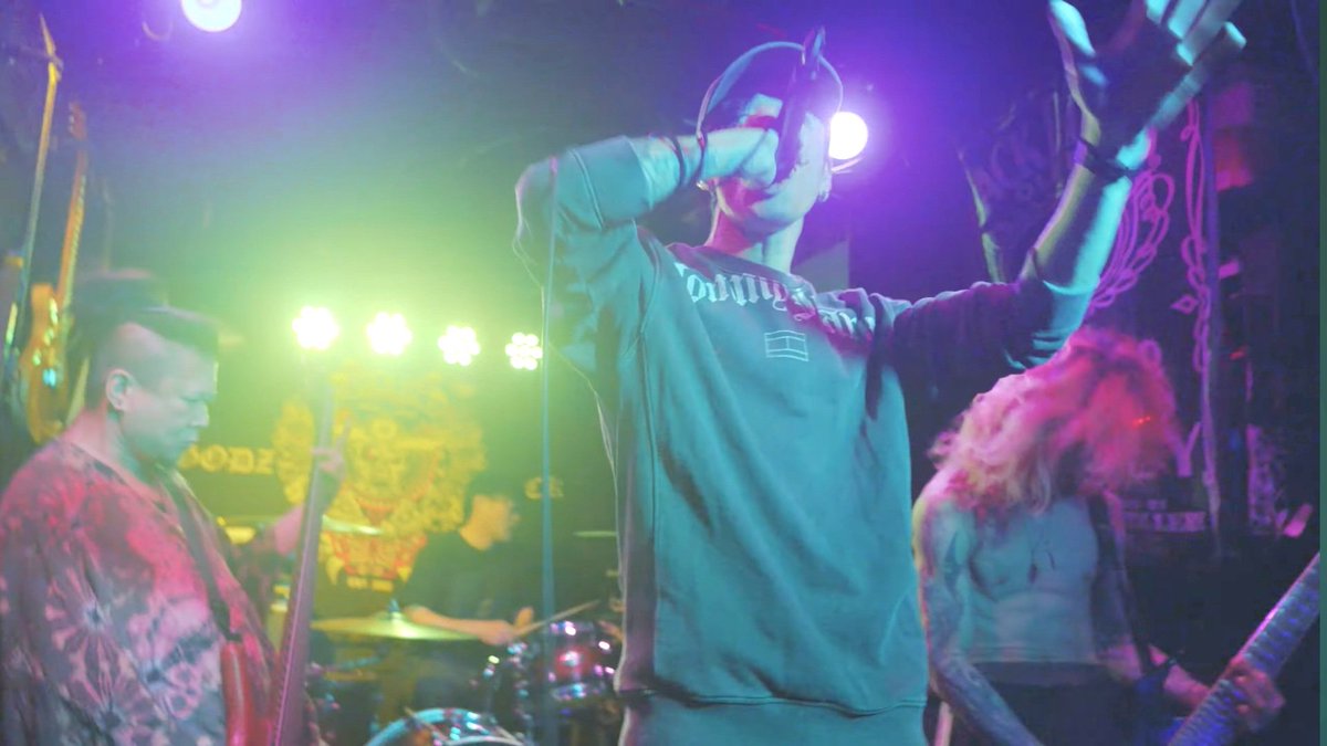 昨日はPulse of Humanityのレコ発おめでとうございます☆　鬼from HELL
の皆さん又来年も絡んで下さい
そしてツネちゃんタカちゃん　
加入してくれてありがとう！
VEinsの年内のライブは終了しました、来年2月に再開します
また来年もよろしくで～す