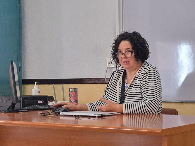 Silvia González <a href="/Meabanico/">SILVIA</a> reivindica la memoria de las mujeres represaliadas y asesinadas por el franquismo

👉La memorialista, reconocida por sacar a la luz las vidas de víctimas del franquismo, compartió una charla con alumnado del IPEP Juan Latino.
elindependientedegranada.es/ciudadania/sil…