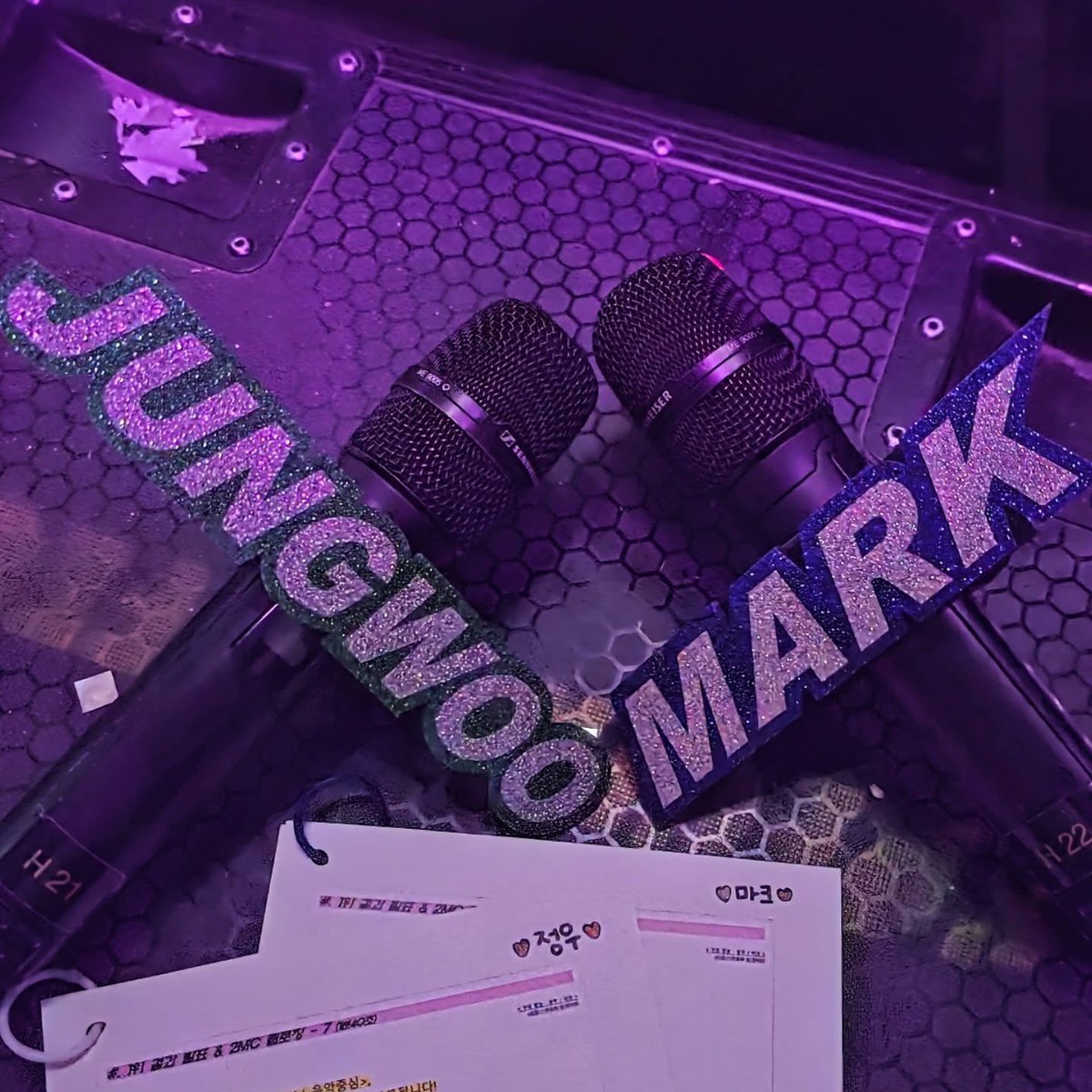 jungwooYhaa's tweet image. ทางทีมงานมิวสิคคอลน่ารักกับจองม้าคตลอดเลยอ่า ลงภาพเบื้องหลังตอนอ่านสคริปต์ด้วย เขาเอ็นดูทั้งคู่มากนะ ลูกชายคนโปรดของมิวคอลตลอดไป~🐶🐯🎤