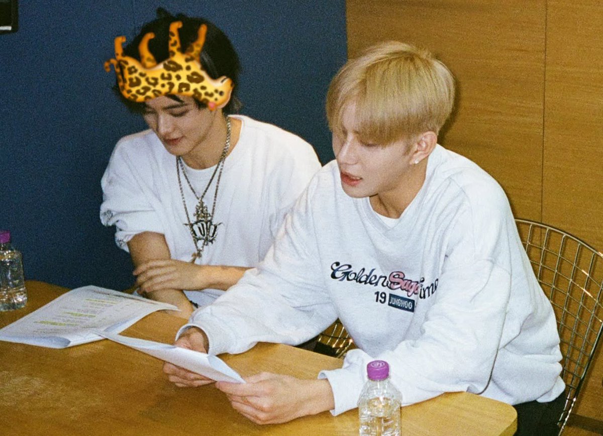 jungwooYhaa's tweet image. ทางทีมงานมิวสิคคอลน่ารักกับจองม้าคตลอดเลยอ่า ลงภาพเบื้องหลังตอนอ่านสคริปต์ด้วย เขาเอ็นดูทั้งคู่มากนะ ลูกชายคนโปรดของมิวคอลตลอดไป~🐶🐯🎤