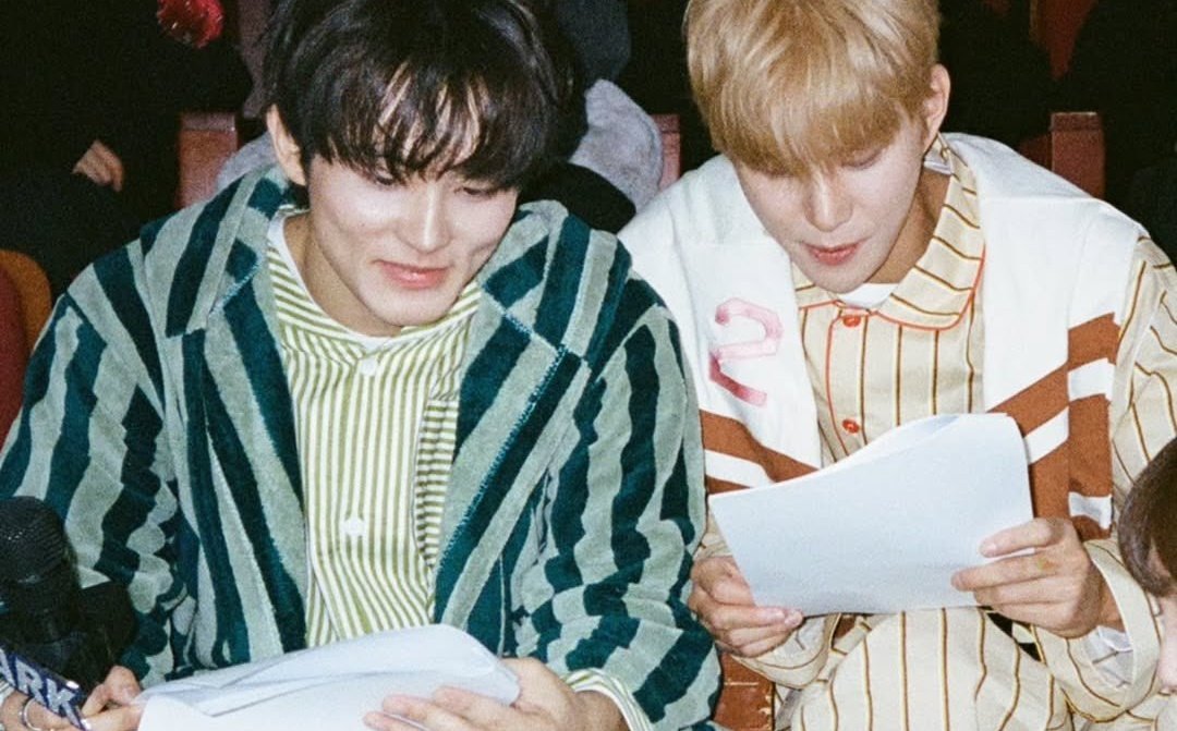 jungwooYhaa's tweet image. ทางทีมงานมิวสิคคอลน่ารักกับจองม้าคตลอดเลยอ่า ลงภาพเบื้องหลังตอนอ่านสคริปต์ด้วย เขาเอ็นดูทั้งคู่มากนะ ลูกชายคนโปรดของมิวคอลตลอดไป~🐶🐯🎤