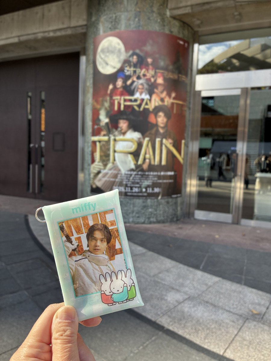 55kemu's tweet image. #TRAIN3 #TRAINTRAINTRAIN 音楽、身体表現、詩、光、歌、リズム、手話、ダンス、鼓動、呼吸、暗闇、月、煙… 様々なパフォーマンスが入り乱れての2時間。演目中皆さん真剣で時に煩悶する。%の印象が強い #和合由依 さんが舞台を駆け回る。ギュっとなる。#岡山天音 さんとのカーテンコールの笑顔が素敵