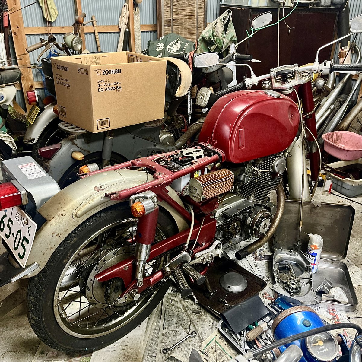 neolife360's tweet photo. 先日おかみの実家の高知県四万十市に行ってきました。義理の兄貴の部屋で寝たのですが、自分の部屋みたいでとても落ち着く
納屋にしまいっぱなしだった #CB72 も数十年ぶりに手を入れ始めて復帰間近らしい。家族みんな楽しい人たちだし何回行ってもまた行きたくなります
#DoYouHaveaHONDA360 ? https://t.co/2xJep2bs9i