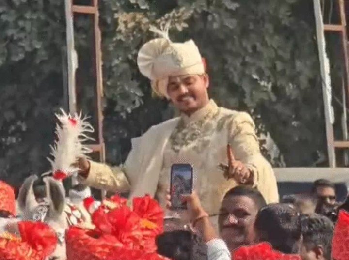 BMYADAV7062's tweet image. बड़ी हैरानी की बात है मध्यप्रदेश के सीएम के बेटे की बारात भी आम जनता के साथ सामूहिक विवाह में पहुँचा।

और उधर सरकार कहती है कि योजनाओं में पारदर्शिता है!

22 जोड़ों के साथ सीएम के बेटे की शादी अखाड़ा परिषद और पतंजलि पीठ दे रहे हैं ₹2 लाख 25 हजार 

पर सवाल यह है कि आम लोगों की…