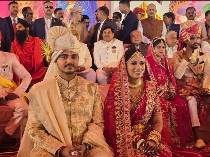 BMYADAV7062's tweet image. बड़ी हैरानी की बात है मध्यप्रदेश के सीएम के बेटे की बारात भी आम जनता के साथ सामूहिक विवाह में पहुँचा।

और उधर सरकार कहती है कि योजनाओं में पारदर्शिता है!

22 जोड़ों के साथ सीएम के बेटे की शादी अखाड़ा परिषद और पतंजलि पीठ दे रहे हैं ₹2 लाख 25 हजार 

पर सवाल यह है कि आम लोगों की…