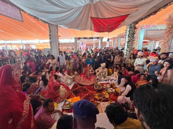 BMYADAV7062's tweet image. बड़ी हैरानी की बात है मध्यप्रदेश के सीएम के बेटे की बारात भी आम जनता के साथ सामूहिक विवाह में पहुँचा।

और उधर सरकार कहती है कि योजनाओं में पारदर्शिता है!

22 जोड़ों के साथ सीएम के बेटे की शादी अखाड़ा परिषद और पतंजलि पीठ दे रहे हैं ₹2 लाख 25 हजार 

पर सवाल यह है कि आम लोगों की…