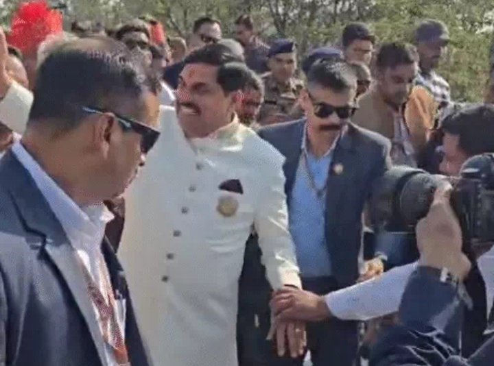 BMYADAV7062's tweet image. बड़ी हैरानी की बात है मध्यप्रदेश के सीएम के बेटे की बारात भी आम जनता के साथ सामूहिक विवाह में पहुँचा।

और उधर सरकार कहती है कि योजनाओं में पारदर्शिता है!

22 जोड़ों के साथ सीएम के बेटे की शादी अखाड़ा परिषद और पतंजलि पीठ दे रहे हैं ₹2 लाख 25 हजार 

पर सवाल यह है कि आम लोगों की…