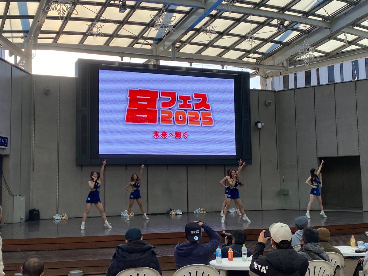 utsunomiyabrex's tweet image. 11/30(日)、オリオンスクエアにて行われた「宮フェス2025」に#028 ブレッキーとBREXYのAKARI、NENE、NONOKA、RIKO、YUUKIが出演しました。
大きな声で一緒にダンスを踊ったり、シュート体験にも参加いただき、ありがとうございました！
#BREX #BREXY