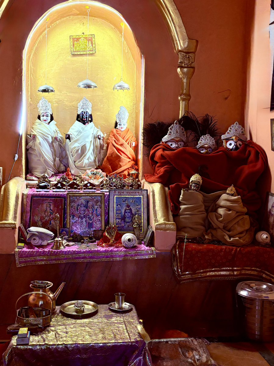 nisheets's tweet image. अब प्रभु कृपा करहु एहि भाँति। 
सब तजि भजनु करौं दिन राती॥

दर्शन : श्री राम जगन्नाथ मंदिर, 
लक्ष्मण झूला, ऋषिकेश 

#Meditation #Spaces
#Divine #Rishikesh 🛕