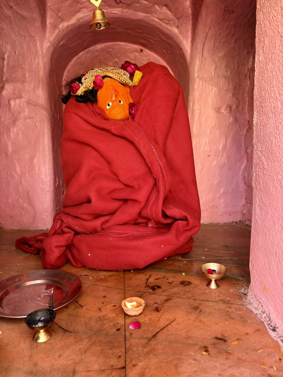 nisheets's tweet image. अब प्रभु कृपा करहु एहि भाँति। 
सब तजि भजनु करौं दिन राती॥

दर्शन : श्री राम जगन्नाथ मंदिर, 
लक्ष्मण झूला, ऋषिकेश 

#Meditation #Spaces
#Divine #Rishikesh 🛕