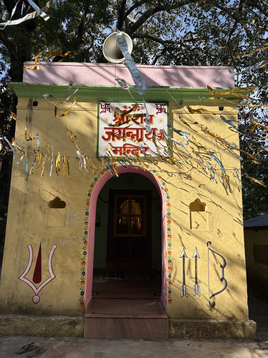 nisheets's tweet image. अब प्रभु कृपा करहु एहि भाँति। 
सब तजि भजनु करौं दिन राती॥

दर्शन : श्री राम जगन्नाथ मंदिर, 
लक्ष्मण झूला, ऋषिकेश 

#Meditation #Spaces
#Divine #Rishikesh 🛕