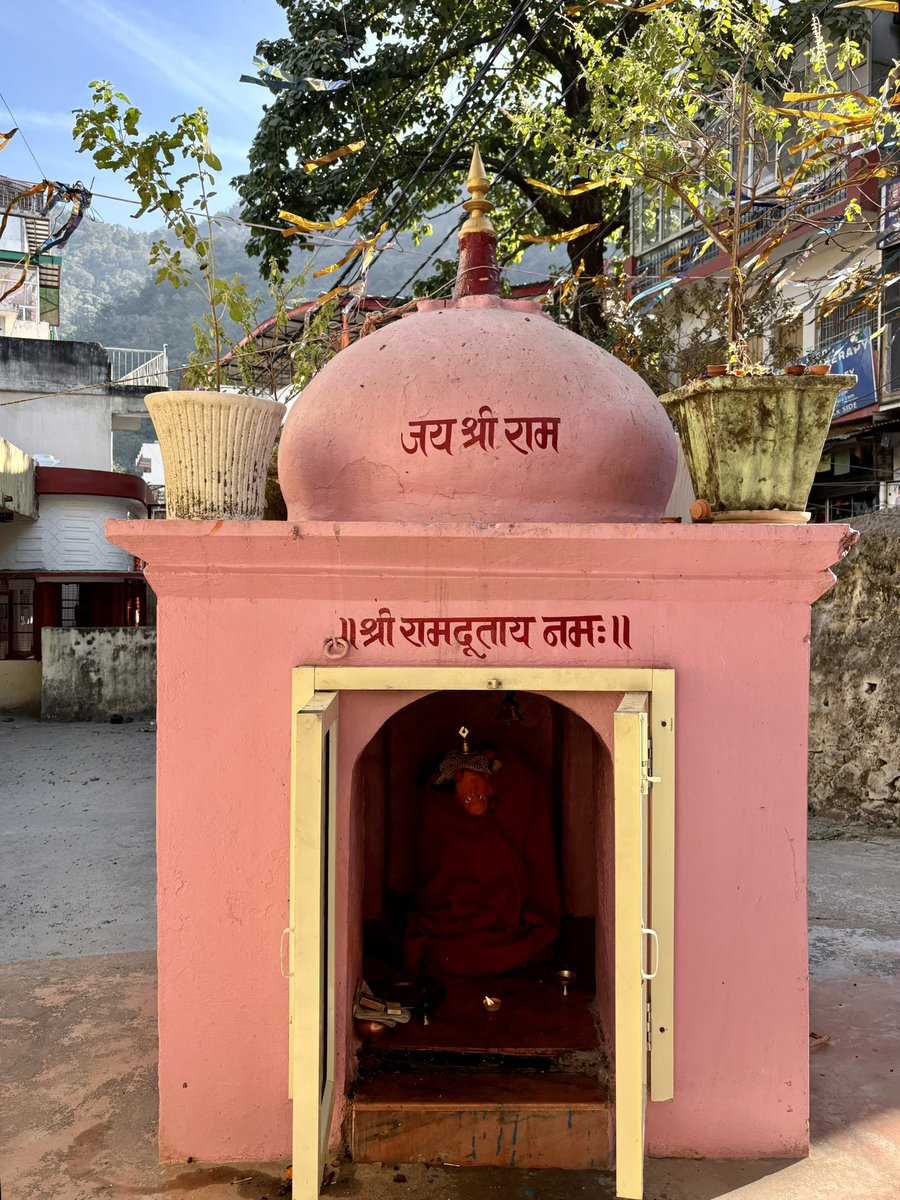 nisheets's tweet image. अब प्रभु कृपा करहु एहि भाँति। 
सब तजि भजनु करौं दिन राती॥

दर्शन : श्री राम जगन्नाथ मंदिर, 
लक्ष्मण झूला, ऋषिकेश 

#Meditation #Spaces
#Divine #Rishikesh 🛕