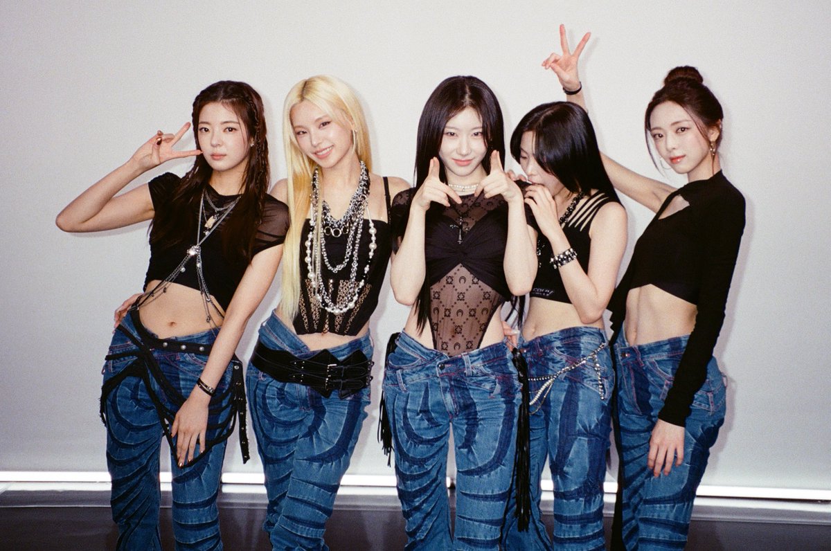 필름카메라로 기록한 11월의 추억📸 12월에도 쭈욱 엠투와 함께해요❣ #11월의엠투 #M2film #릴레이댄스 #ITZY #있지 <a href="/ITZYofficial/">ITZY</a>