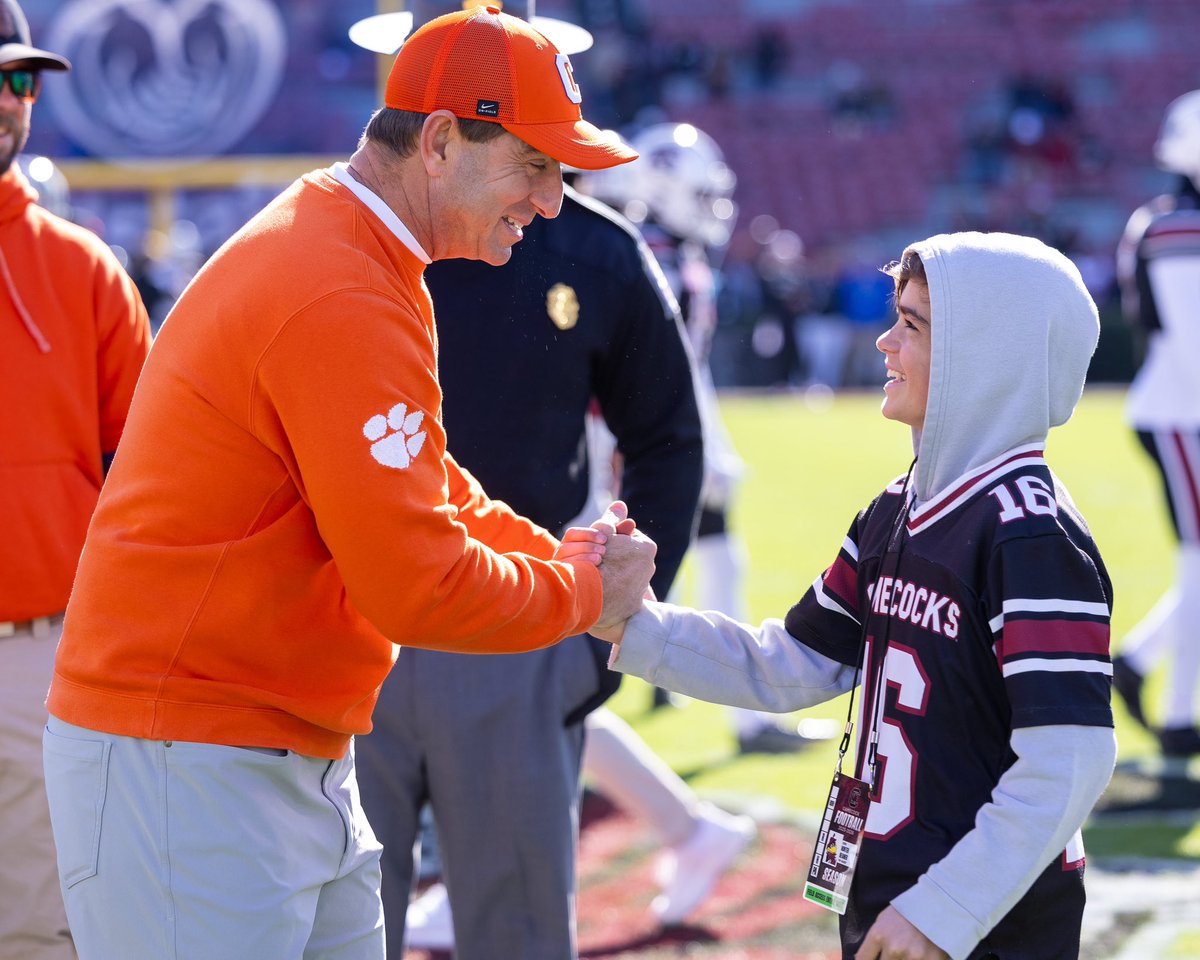 parkers_tiger's tweet image. You will not see a cuter pregame
mid field meeting than the one between @clemsonfb coach Dabo Swinney and @GamecockFB coach @CoachSBeamer ‘s son Hunter.