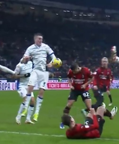 MilanCapiscer's tweet image. Nella Coppa Italia 2023-24 non venne fischiato un rigore dopo un tocco di mano del genere. Quindi quello di Pavlovic di ieri è a maggior ragione inesistente.