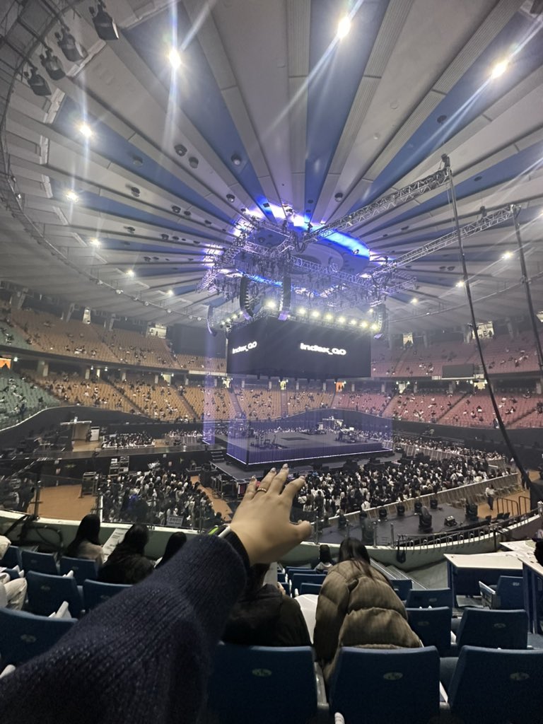 kvorvcore's tweet photo. 우즈 콘서트에 왔어요 https://t.co/6LI8AUmbsx