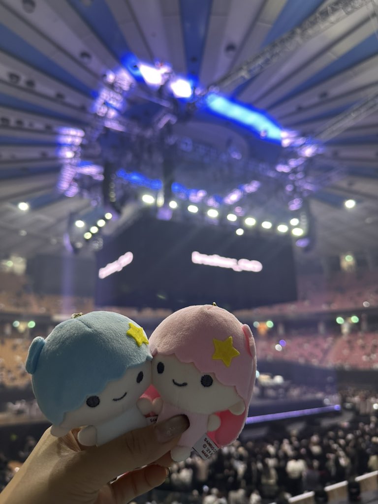 kvorvcore's tweet photo. 우즈 콘서트에 왔어요 https://t.co/6LI8AUmbsx