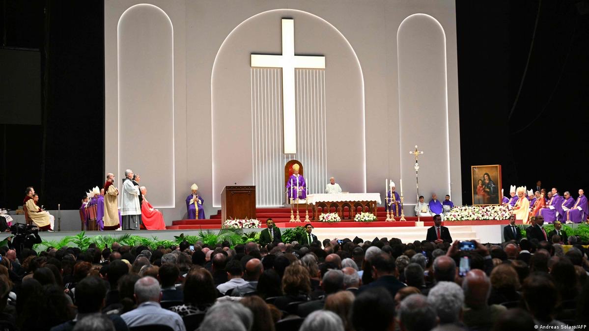 YusufElmas's tweet image. Herif Vatikan’dan çıktı geldi, 3 gündür milletin suratına baka baka memlekette köşe bucak istavroz çıkarıyor…

Bizim çam ağacı alerjili tarih goygoycuları koro halinde “Atatürk’ün izin vermediğine dair belgeniz var mı” diye zırlıyor iyi mi…🤦🏻‍♂️

Tevdih-i Tedrisat Kanunu’nu…