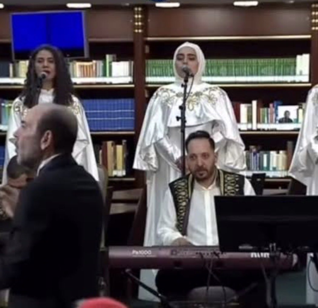 Herif Vatikan’dan çıktı geldi, 3 gündür milletin suratına baka baka memlekette köşe bucak istavroz çıkarıyor…

Bizim çam ağacı alerjili tarih goygoycuları koro halinde “Atatürk’ün izin vermediğine dair belgeniz var mı” diye zırlıyor iyi mi…🤦🏻‍♂️

Tevdih-i Tedrisat Kanunu’nu