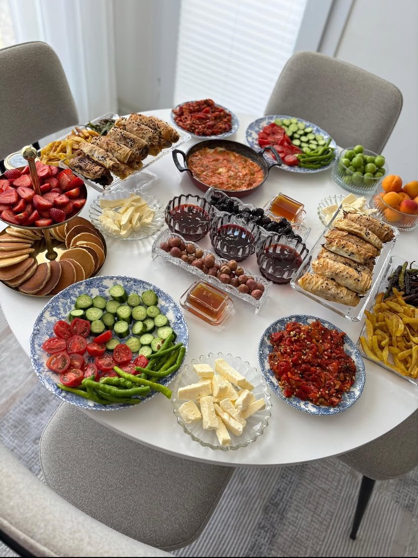 Annemler yeni evlenen kardeşime gittiler. Onlara şöyle bir kahvaltı hazırlamış. Bu kız bekarlığında bulaşık yıkamamak için tencereden yemek yiyordu..