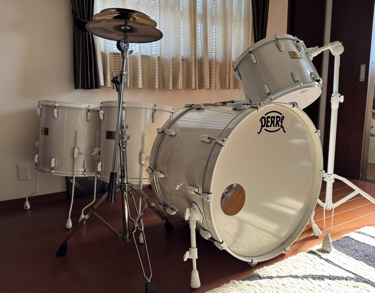 tsuyoshidrums's tweet photo. 今年もひぐっつぁんの実家にドラムとシンバルを磨きに行ってきました。
何度見ても、いい色のドラム✨
ひぐっつぁんの姪っ子が学生だった頃よく話してたのですが、久しぶりに会ったら綺麗なお姉さんになってて、時の流れを感じました。
今回もご家族といろいろお話できました♪ https://t.co/nE9DKUxZyR
