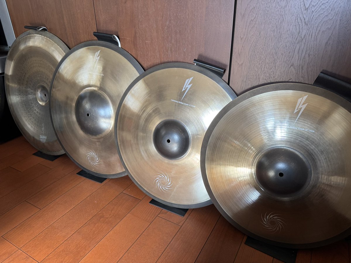 tsuyoshidrums's tweet photo. 今年もひぐっつぁんの実家にドラムとシンバルを磨きに行ってきました。
何度見ても、いい色のドラム✨
ひぐっつぁんの姪っ子が学生だった頃よく話してたのですが、久しぶりに会ったら綺麗なお姉さんになってて、時の流れを感じました。
今回もご家族といろいろお話できました♪ https://t.co/nE9DKUxZyR