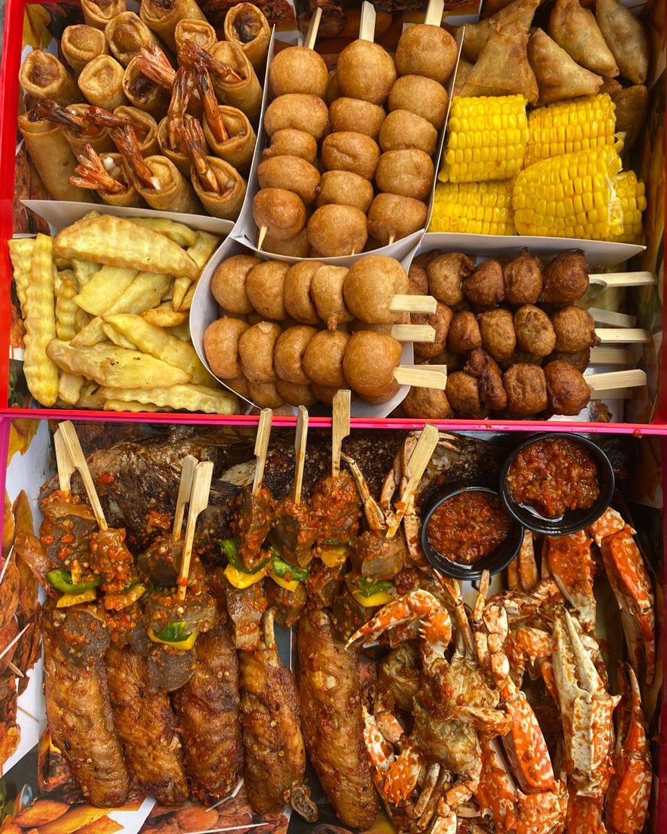 adedot9's tweet image. 🚨 Warning: Extreme Cravings Ahead! 🚨
Behold! The Small Chops Package of your dreams is here! 🤩 Loaded with grilled fish, skewers, crab, prawns, spring rolls, puff-puffs, fried potatoes, and sweet corn,every bite is a flavor explosion! 💥DM to get yours!🔥 #SmallChops #ADEDOT#