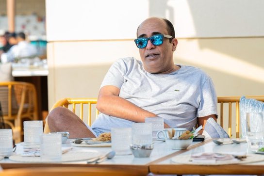 #الحقيقــــه_توجـــــع 
النظارات الزرقاء كانت كثيرة في الاجتماع