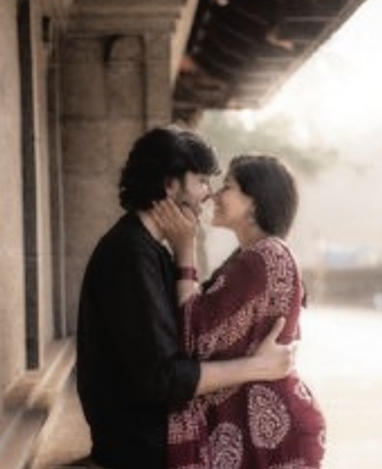 ' प्रेम ' किसी 
मंज़िल का नाम नहीं , यह तो चलने की रीति है।
रास्ता ऊबड़–खाबड़ हो सकता है , कभी धूप , कभी बारिश भी ,
पर जब कोई हाथ तुमसे छूटे नहीं ; यह भरोसे का सबसे खूबसूरत रूप है।
प्रेम वहाँ सांस लेता है जहाँ डर कम होता है , समझ अधिक।। 

🤍🌸🤍🌸🤍🌸🤍🌸🤍
.