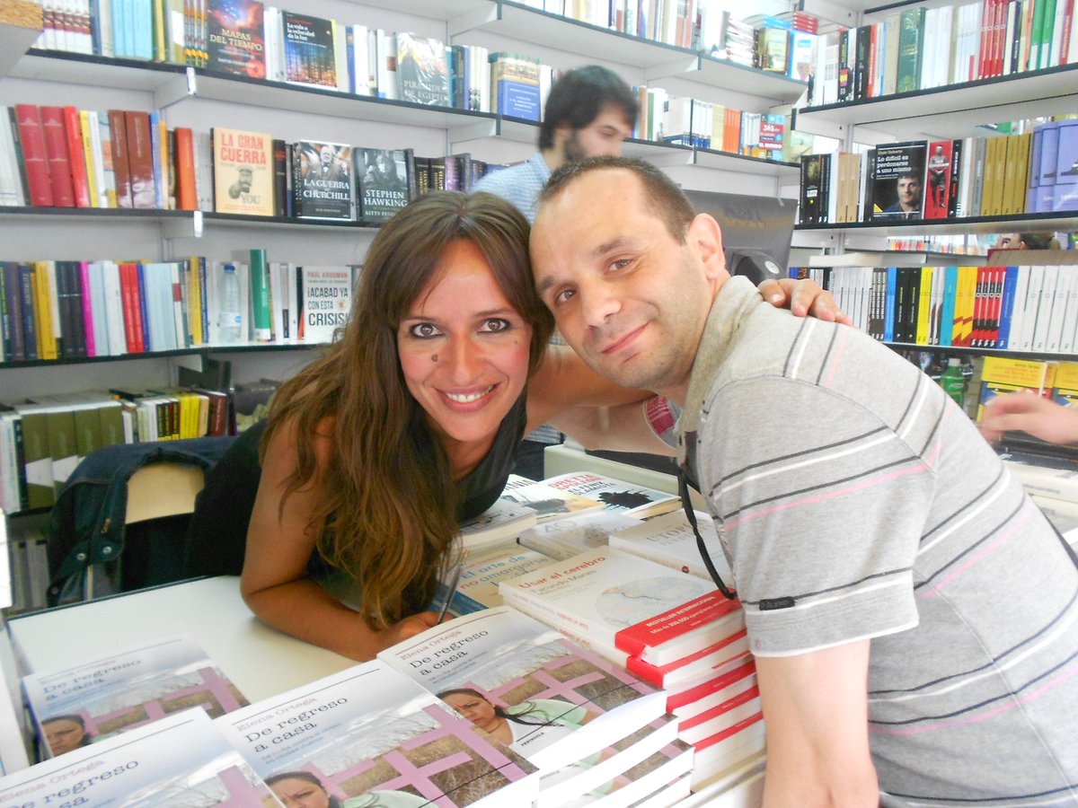 Foto recuerdo de la feria del libro de 2016, con una periodista que admiro muchísimo y que sin dudas, fue una fuente de inspiración para mi, para decidarme a ello. ¡Eres grande Elena!
<a href="/eleortegam/">Elena Ortega</a>