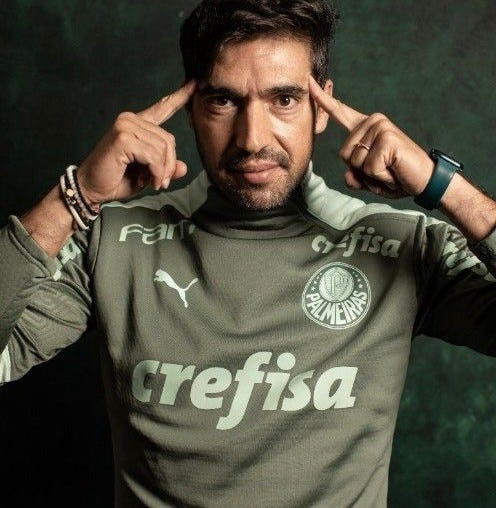 mundonabola's tweet photo. VITÓRIA DO FUTEBOL CONTRA A MEDIOCRIDADE

Ter vencido a Libertadores foi importante para o futebol, e não apenas para o Flamengo.
Entendam, o técnico Abel Ferreira é um técnico, no aspecto tático, medíocre: adjetivo de dois gêneros: de qualidade média, comum; mediano. Por outro lado, é extraordinário na questão motivacional, assim como tivemos durante três décadas no futebol brasileiro. Essa motivação foi inclusive suficiente para, como uma geração (ou safra, como falamos), ganhar uma Copa do Mundo. Anos depois, o último técnico brasileiro a ganhar uma Copa, um motivador estilo “nós contra todos”, no vestiário do Chelsea, era informado pelos jogadores que o discurso motivacional não era necessário nem suficiente. Mesmo assim, o técnico Abel Ferreira faz isso melhor do que todos os brasileiros mais recentes. Seus times jogaram por anos no futebol brasileiro baseados em uma defesa sólida e, sobretudo, com uma imposição física e disciplina tática inexpugnável que foi suficiente para ser competitivo e vencedor. Conforme o tempo passa, essa fórmula vai se esgotando. Este ano, ainda é possível, apesar de pouco provável, que o Palmeiras reverta essa lógica e, através de mais um suspiro, vença alguma coisa, mas será uma conquista fugaz; o motivador não será mais vencedor quanto foi.
Derrotar esse modelo é importante para a evolução do futebol brasileiro. Abel não é um estrategista, um pensador intelectual do futebol moderno; é um técnico excepcional na motivação do elenco e fraco na questão tática, excelente na criação da narrativa do vitimismo e do coitadismo, mas isso não cola nem na presidente do clube. Com o maior investimento do futebol brasileiro e o futebol medíocre do Palmeiras, vê-se que ter catapultado o técnico Abel a uma posição de intelectual do futebol foi um erro, trata-se apenas de um treinador  que acrescentou muito à história do Palmeiras e quase nada à história do futebol.

Falamos muito sobre isso nesse vídeo aqui. 

https://t.co/AE8UbpLnMK